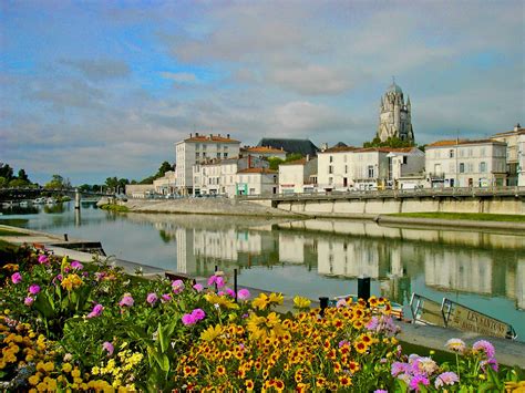 Tonnay-Charente (French pronunciation: [tɔnɛ ʃaʁɑ̃t]) is a commune in the Charente-Maritime department, administrative region of Nouvelle-Aquitaine, France.. In the 18th century, it was the home town of prominent Irish physician Dr. Theobald Jennings and his son, Irish-born French General Charles Edward Jennings de Kilmaine who fought in the …
